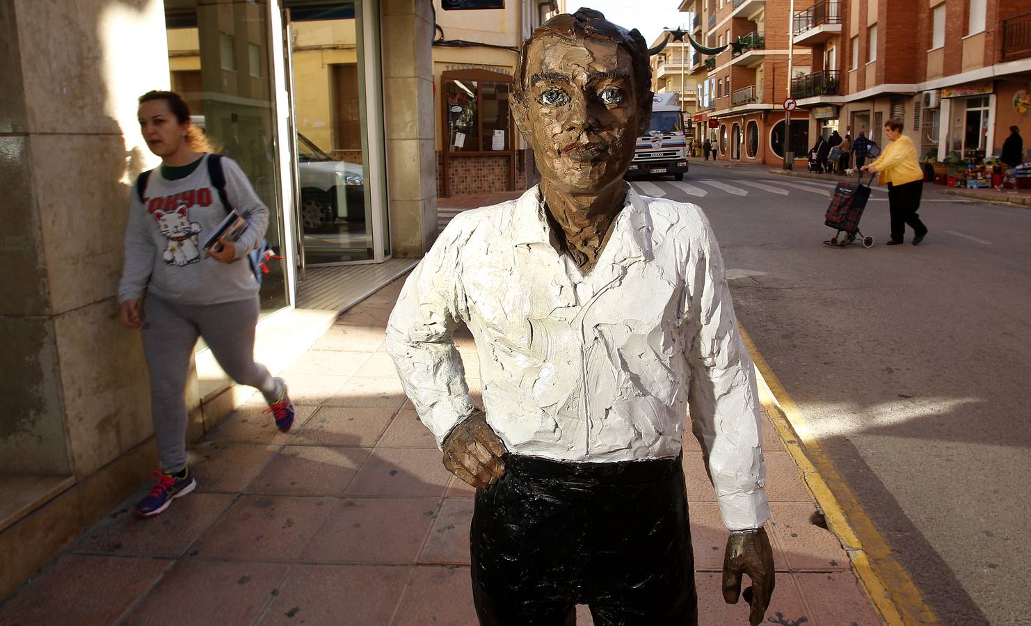 La escultura pública más fotografiada de Blanca, obra de Stephan Balkenhol. En la Gran Vía.