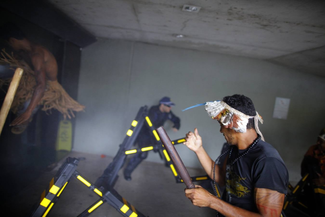 Los indígenas protestan ante el Congreso Brasileño