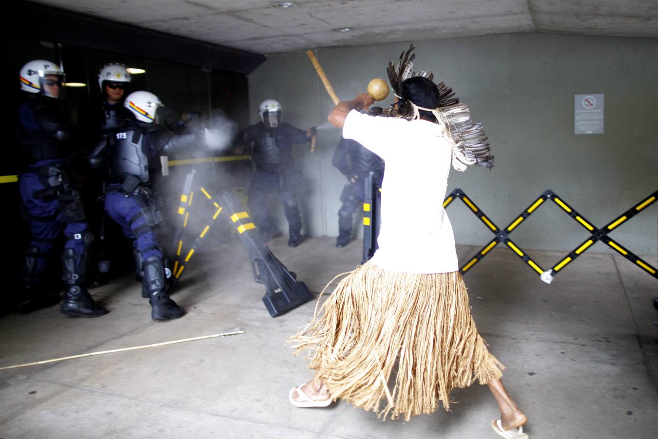 Los indígenas protestan ante el Congreso Brasileño