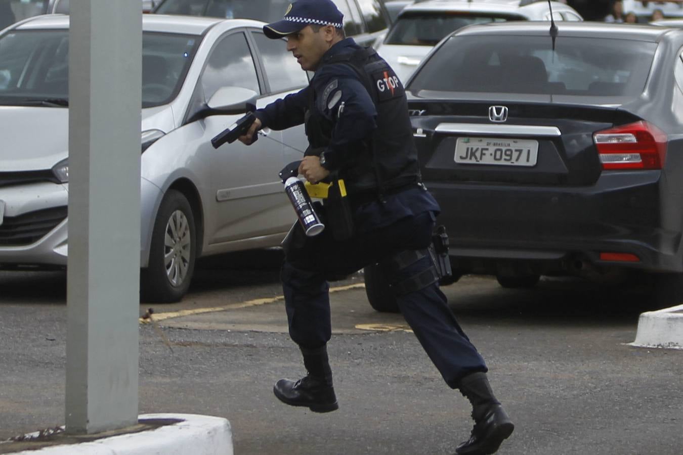 Los indígenas protestan ante el Congreso Brasileño