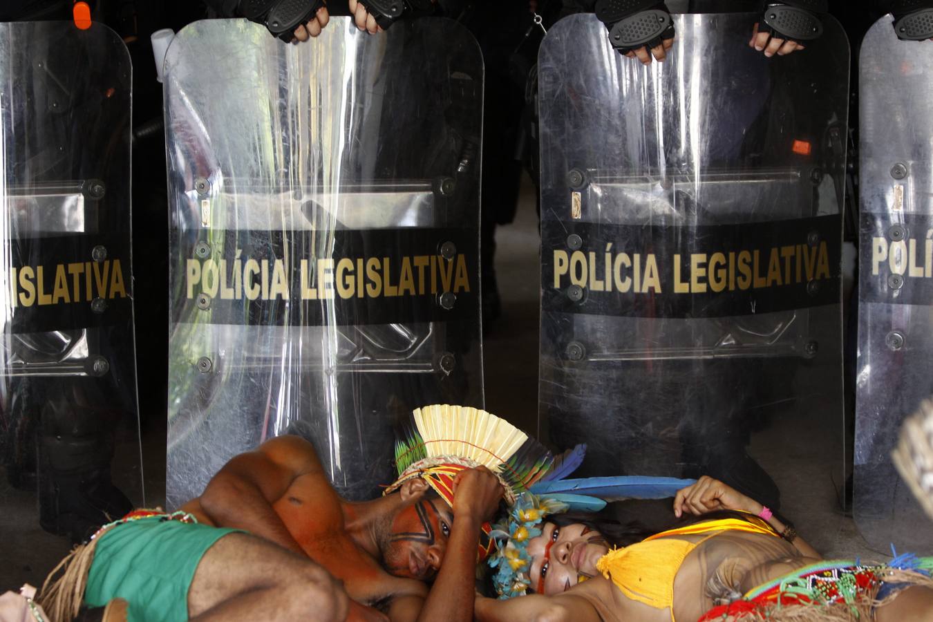 Los indígenas protestan ante el Congreso Brasileño