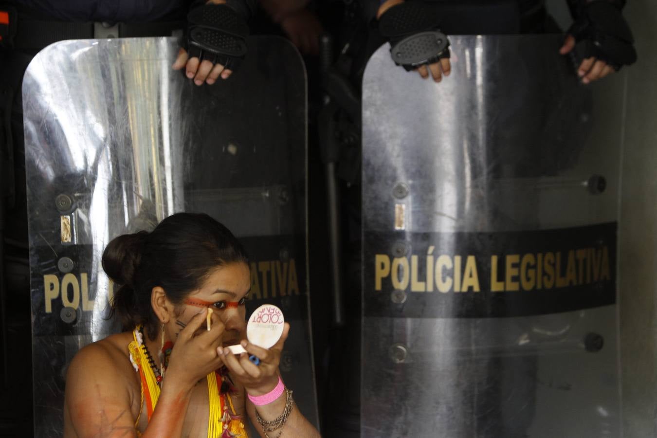 Los indígenas protestan ante el Congreso Brasileño