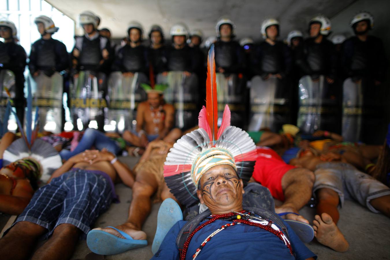 Los indígenas protestan ante el Congreso Brasileño