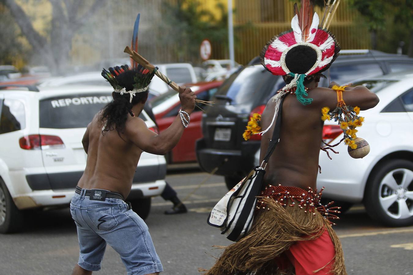Los indígenas protestan ante el Congreso Brasileño