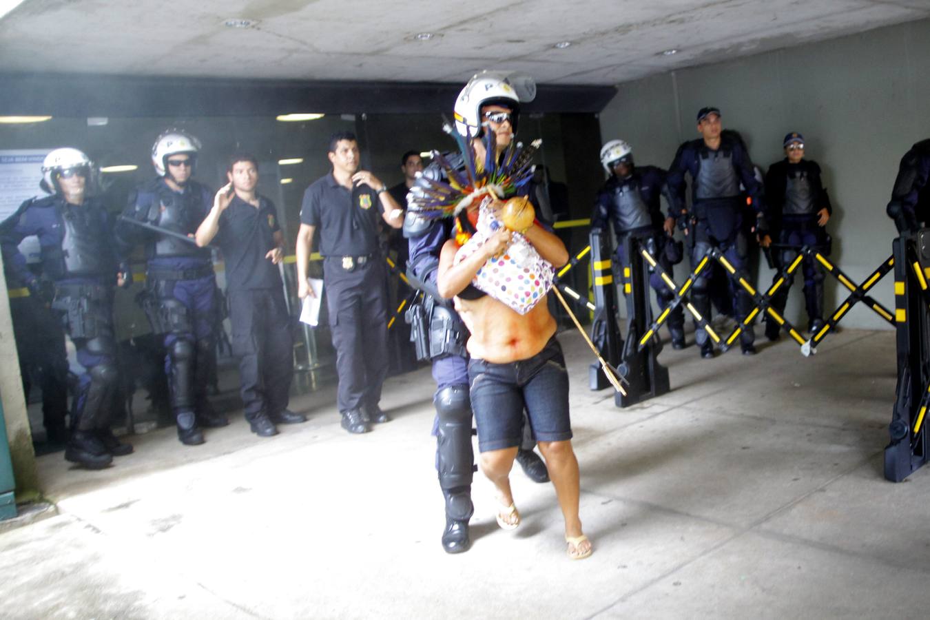 Los indígenas protestan ante el Congreso Brasileño