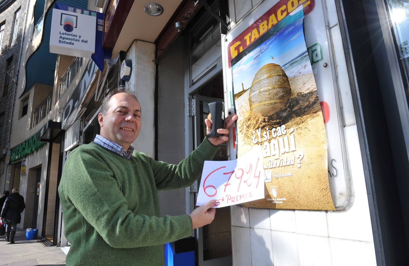 El estanco de la plaza González Conde vende décimos agraciados con el quinto premio.