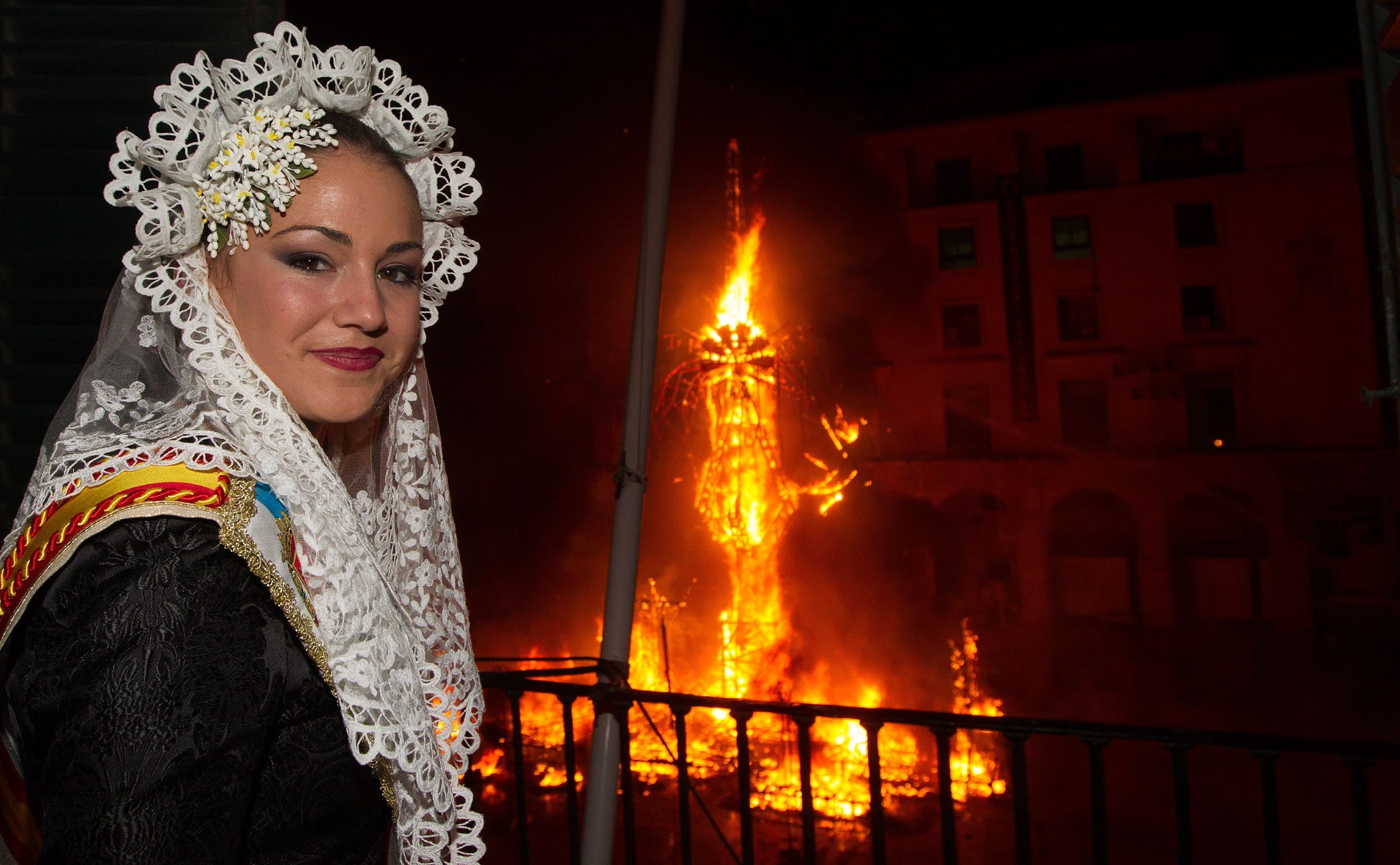 JUNIO. Patricia Gadea, Bellea del Foc 2014, vivió emocionada la Nit de Foc de las hogueras.