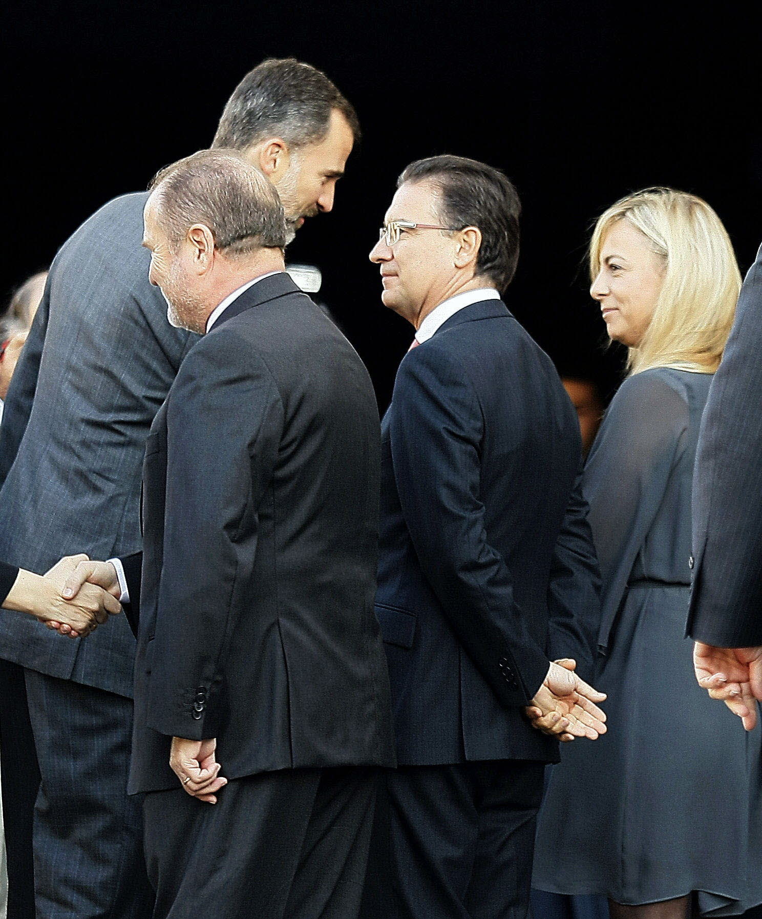 NOVIEMBRE. Saludo entre la alcaldesa de Alicante, Sonia Castedo, y el  Rey en el Congreso Nacional de la Empresa Familiar.