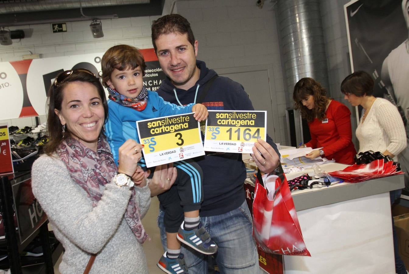 Pequeños y mayores recogen sus dorsales para la San Silvestre de Cartagena