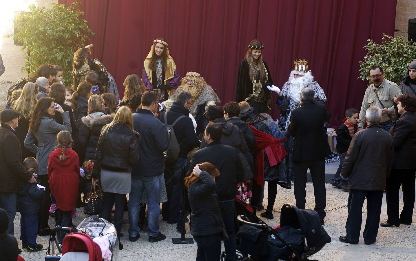 Los Reyes Magos reciben las cartas de los niños en Elche