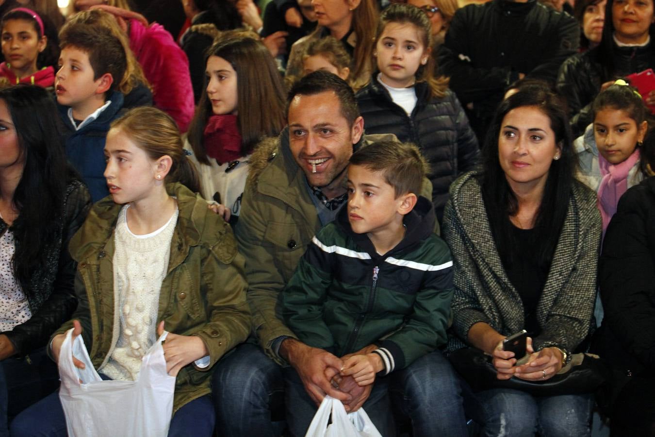 Miles de niños llenan el centro de Murcia para ver la Cabalgata de los Reyes Magos