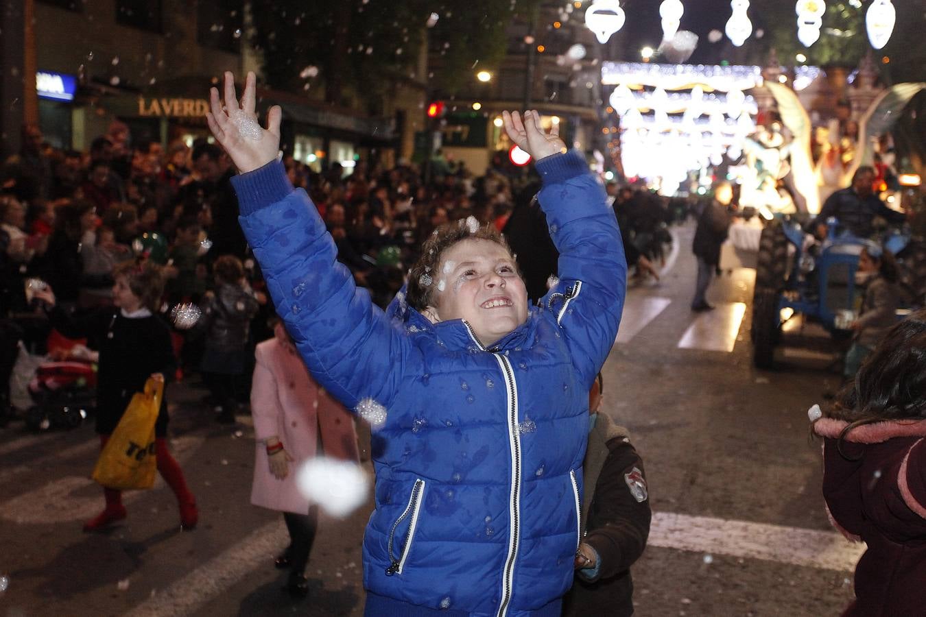 Miles de niños llenan el centro de Murcia para ver la Cabalgata de los Reyes Magos