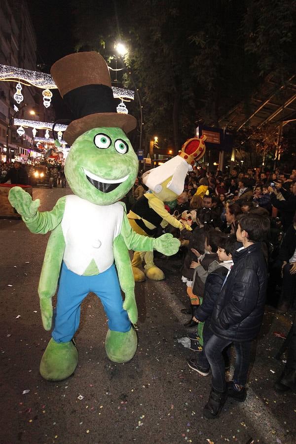 Miles de niños llenan el centro de Murcia para ver la Cabalgata de los Reyes Magos