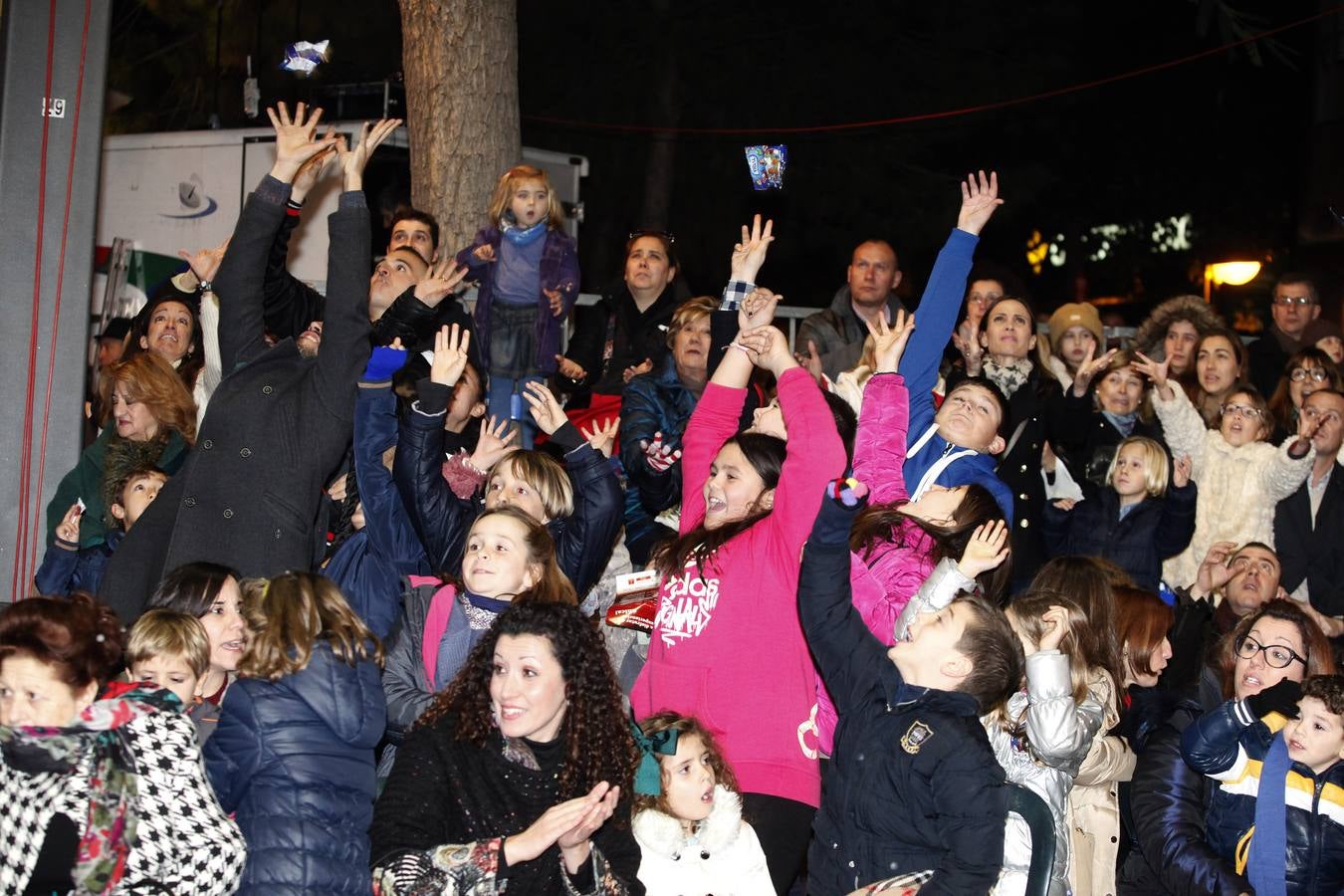 Miles de niños llenan el centro de Murcia para ver la Cabalgata de los Reyes Magos
