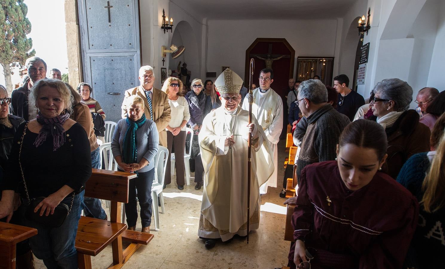 Jesus Murgui realiza una visita pastoral a la hermita de la Santa Cruz