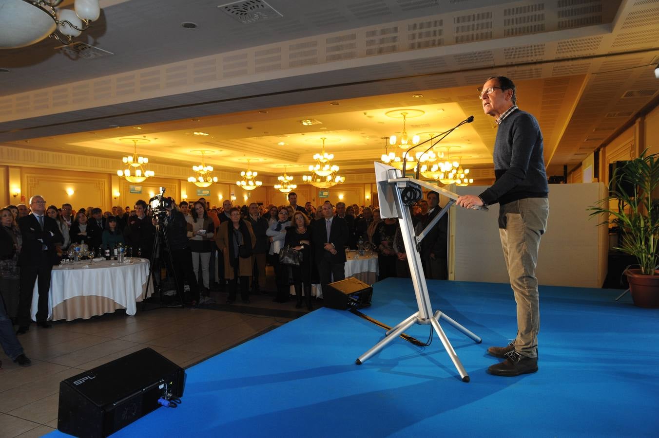 Los asistentes al acto electoral del PP arropan a Cámara en el primer mitin de la precampaña