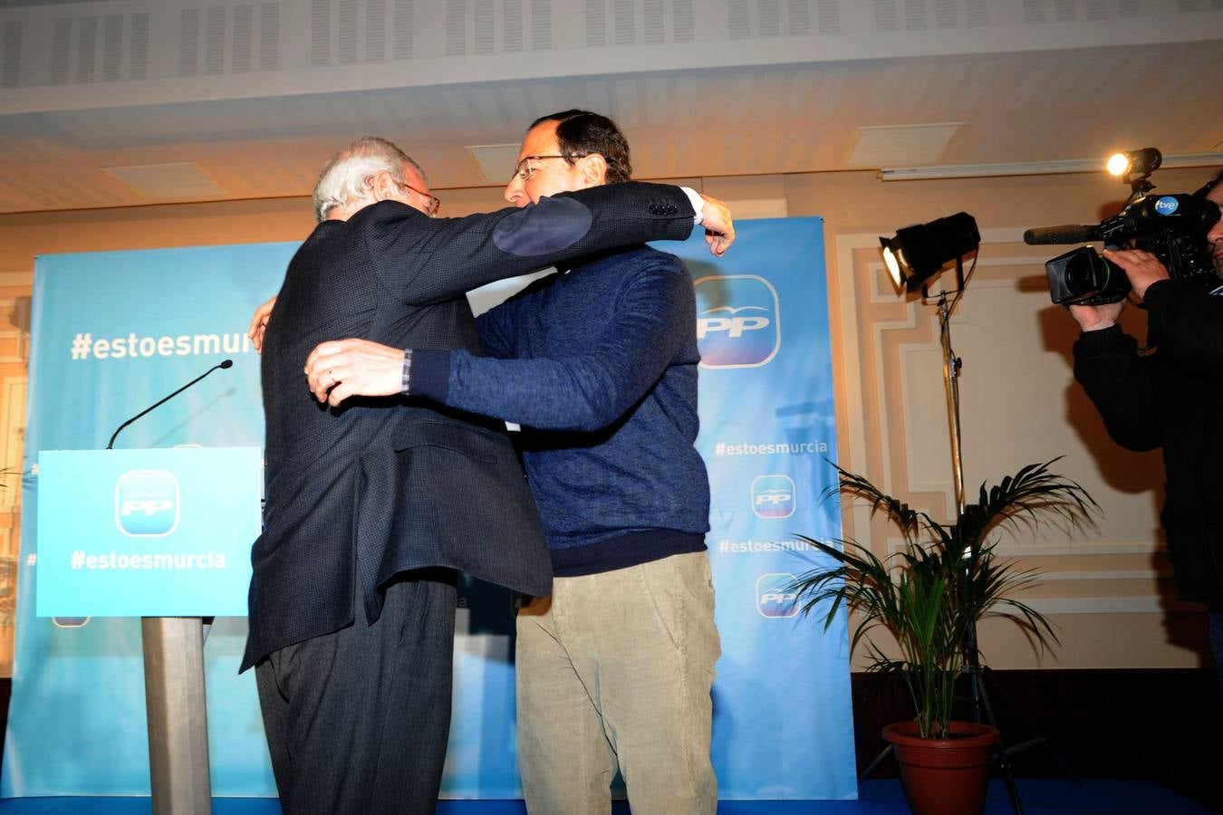 Los asistentes al acto electoral del PP arropan a Cámara en el primer mitin de la precampaña