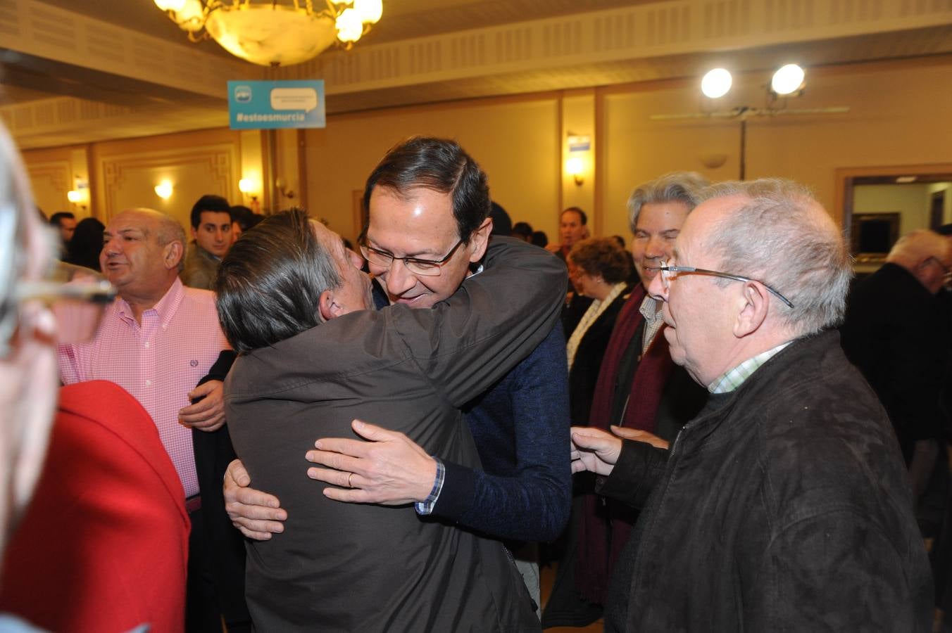 Los asistentes al acto electoral del PP arropan a Cámara en el primer mitin de la precampaña