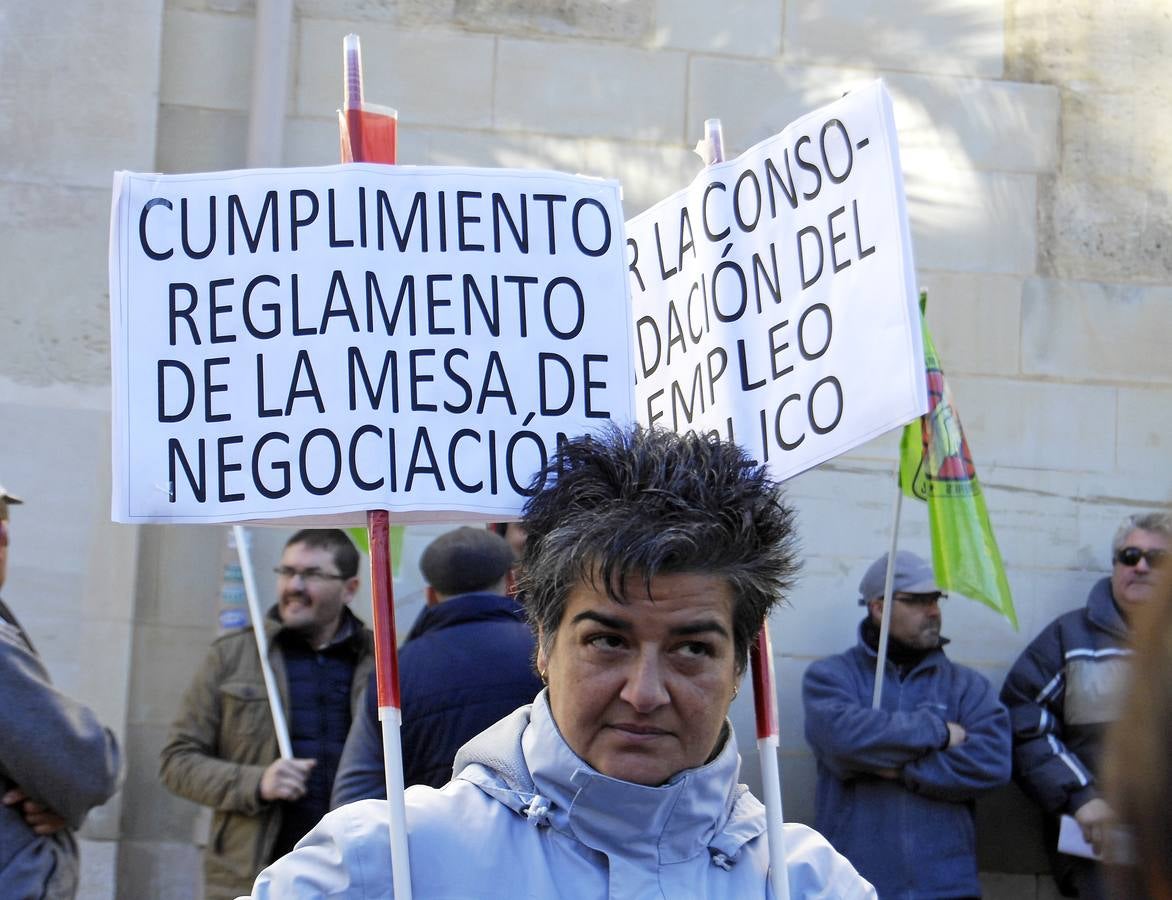 Concentración de funcionarios durante el pleno de Elche