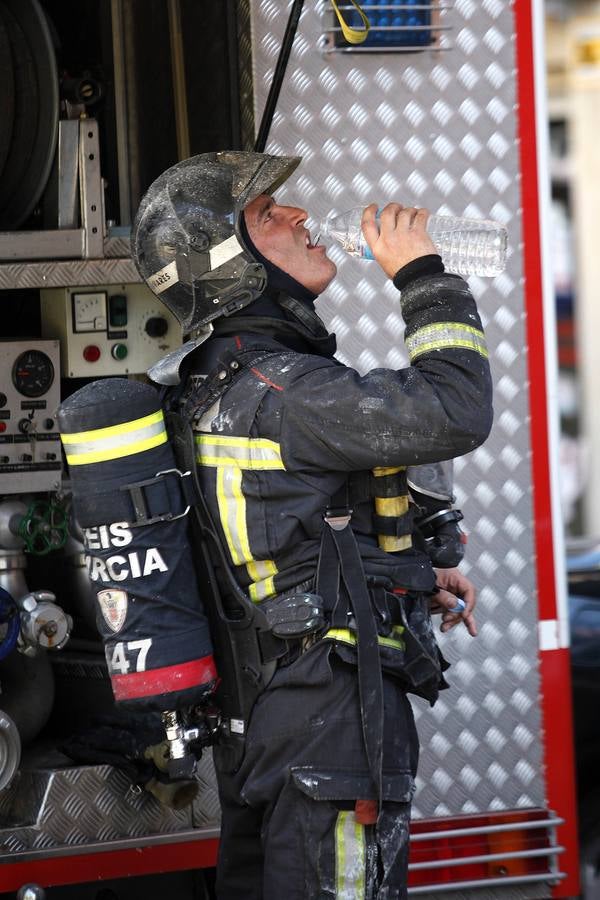 Dos intoxicados en el incendio de un piso en Murcia