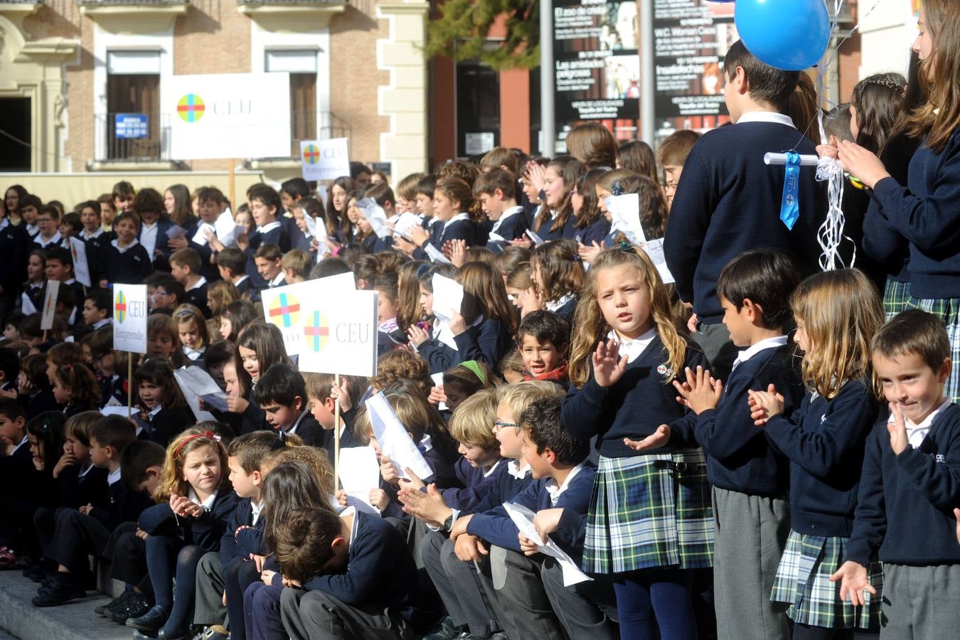 Suelta de globos a favor de la paz