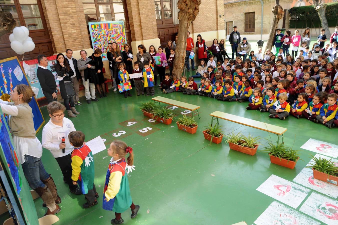 Suelta de globos a favor de la paz