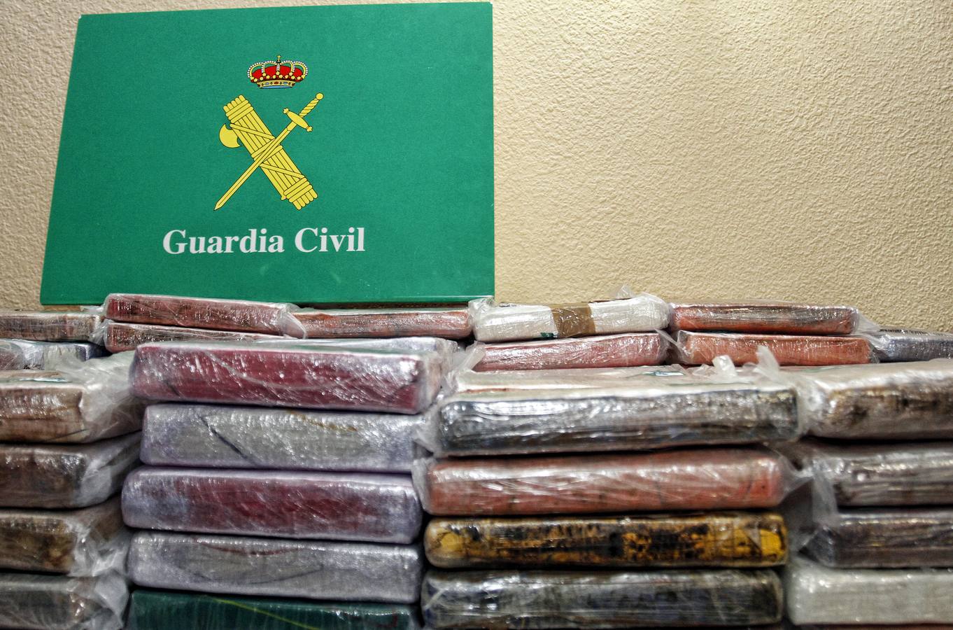 La Guardia Civil se incauta de 465 kg de cocaína en Pilar de la Horadada. Junto con mandos de la Guardia Civil, el delegado del Gobierno en la Comunitat, Serafín Castellano, ha informado hoy de esta última operación antidroga desarrollada en la provincia de Alicante