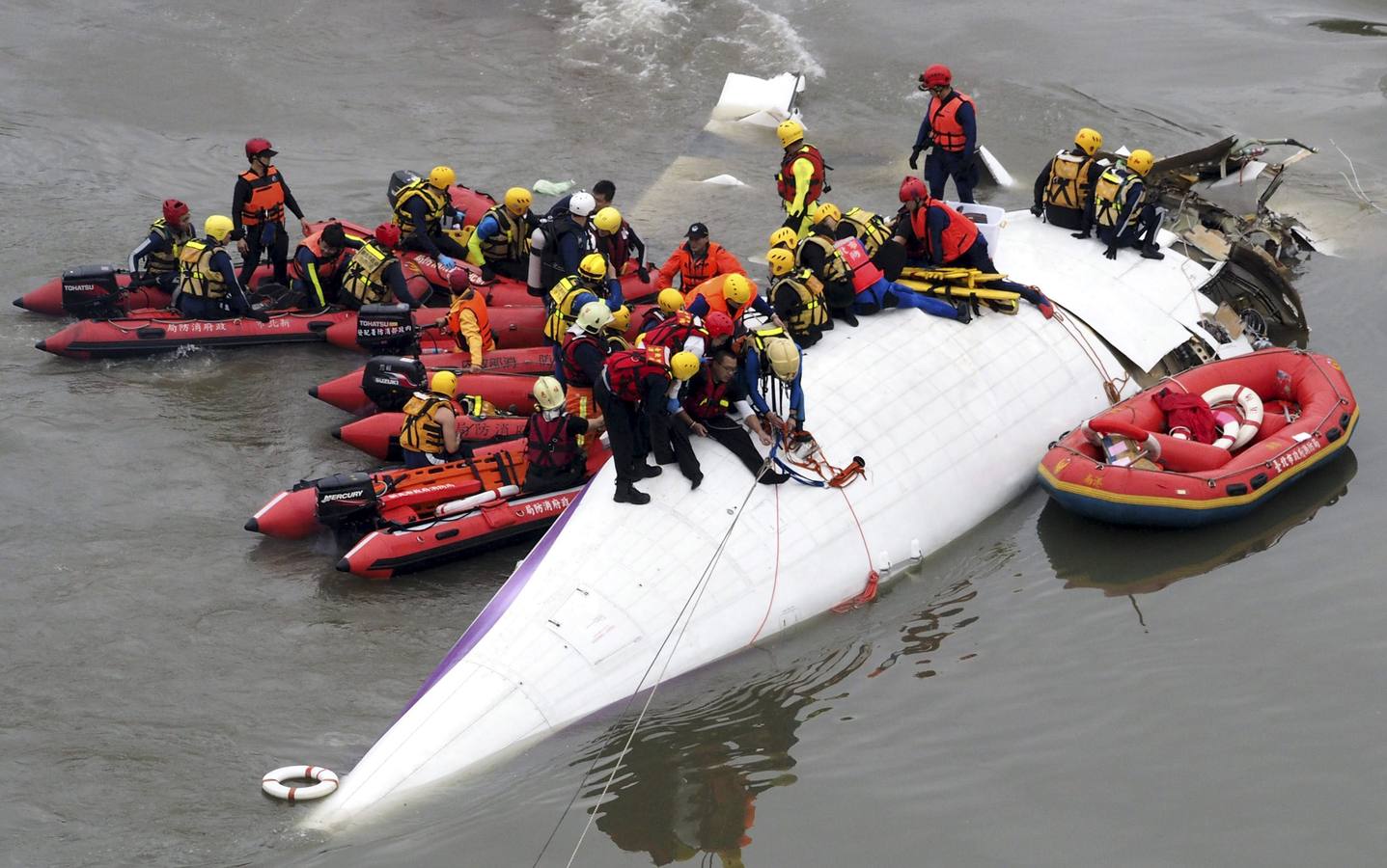 Se estrella un avión con 58 ocupantes en un río de Taiwán. El avión, un ATR-72, cubría el trayecto entre Taipei y Jinmen y se precipitó al río Jilong tras golpear un viaducto. Los servicios de emergencias trabajn en el lugar del impacto buscando supervivientes y atendiendo a los heridos.