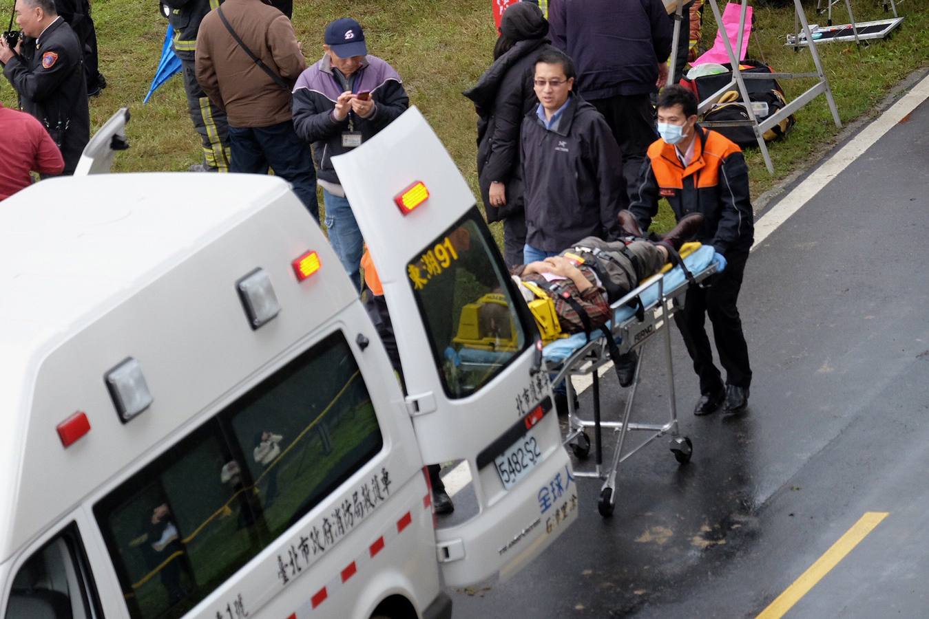 Se estrella un avión con 58 ocupantes en un río de Taiwán. El avión, un ATR-72, cubría el trayecto entre Taipei y Jinmen y se precipitó al río Jilong tras golpear un viaducto. Los servicios de emergencias trabajn en el lugar del impacto buscando supervivientes y atendiendo a los heridos.