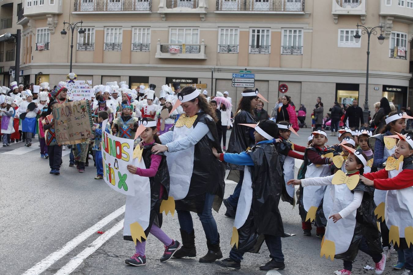 El Carnaval del barrio de El Carmen sacó a cientos de vecinos a las calles