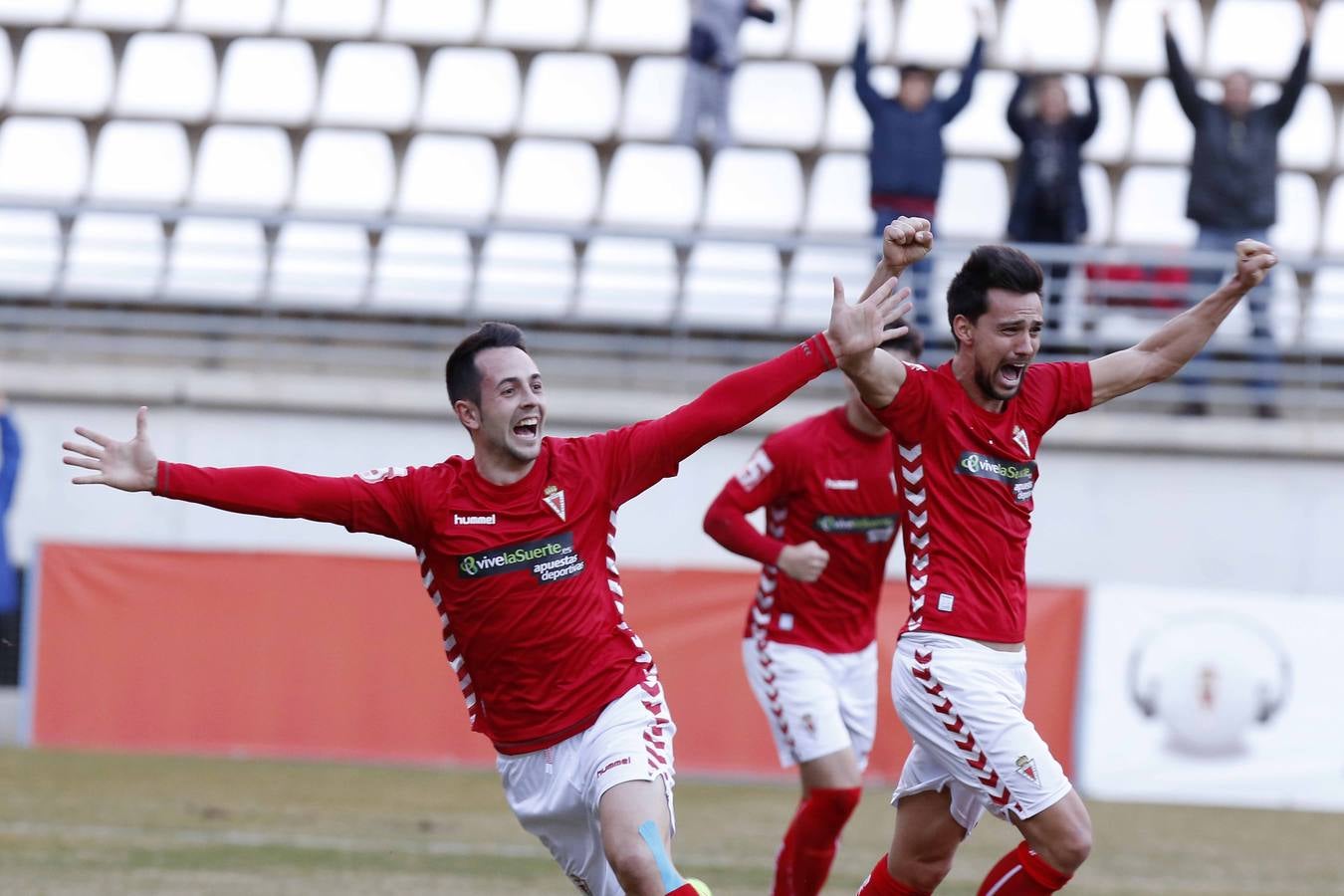 Álvarez derriba el muro del Langreo (2-1)