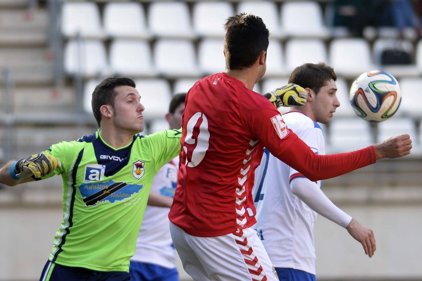 Álvarez derriba el muro del Langreo (2-1)