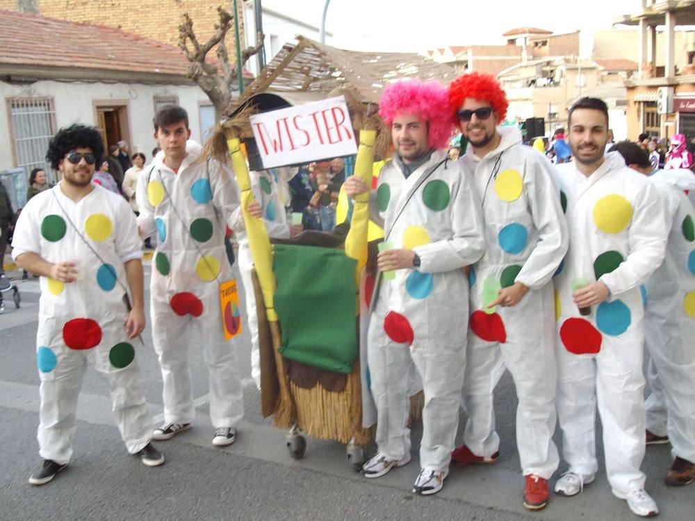 Cientos de personas participan en el desfile de carnaval de Pliego