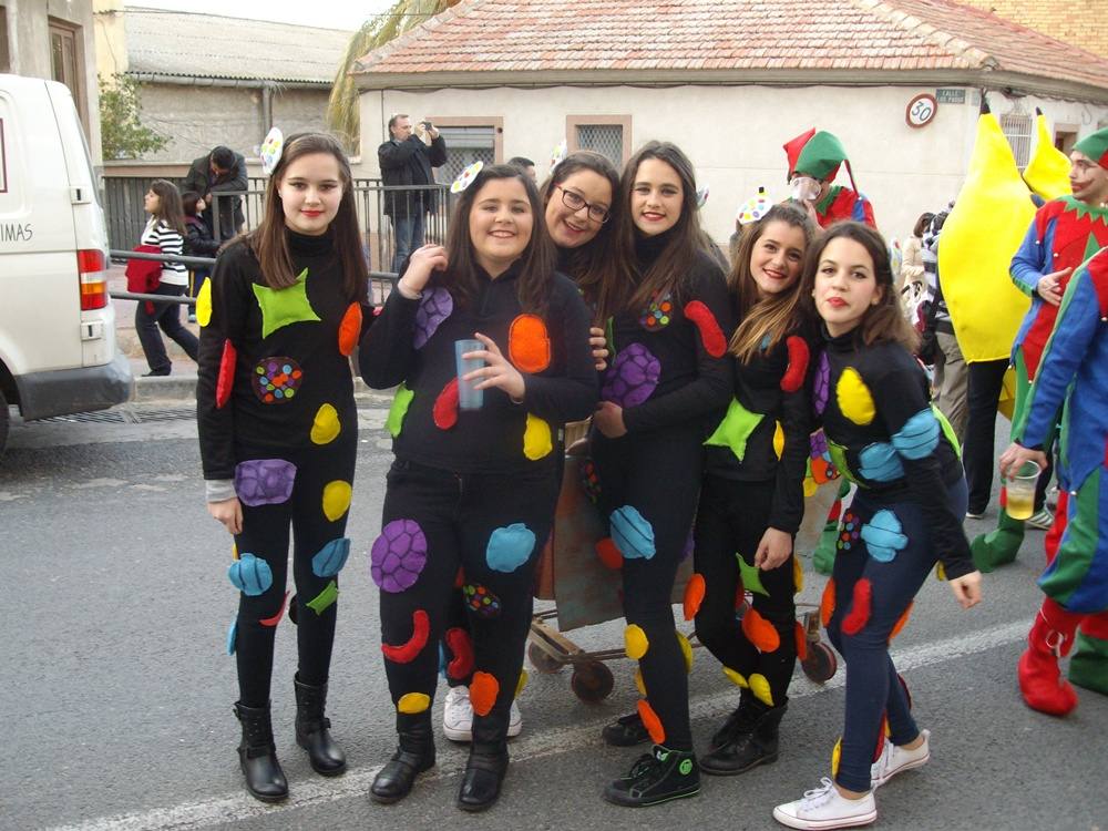 Cientos de personas participan en el desfile de carnaval de Pliego