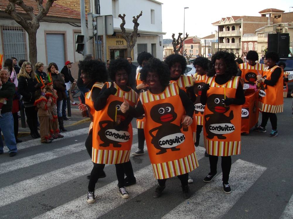 Cientos de personas participan en el desfile de carnaval de Pliego