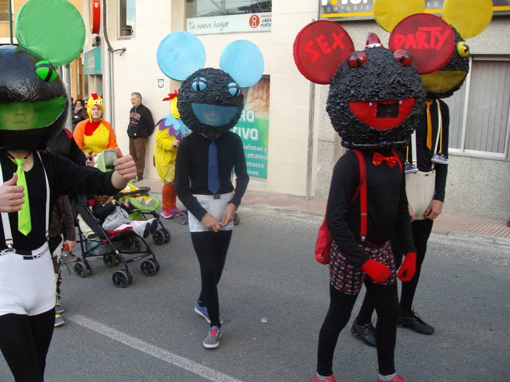 Cientos de personas participan en el desfile de carnaval de Pliego