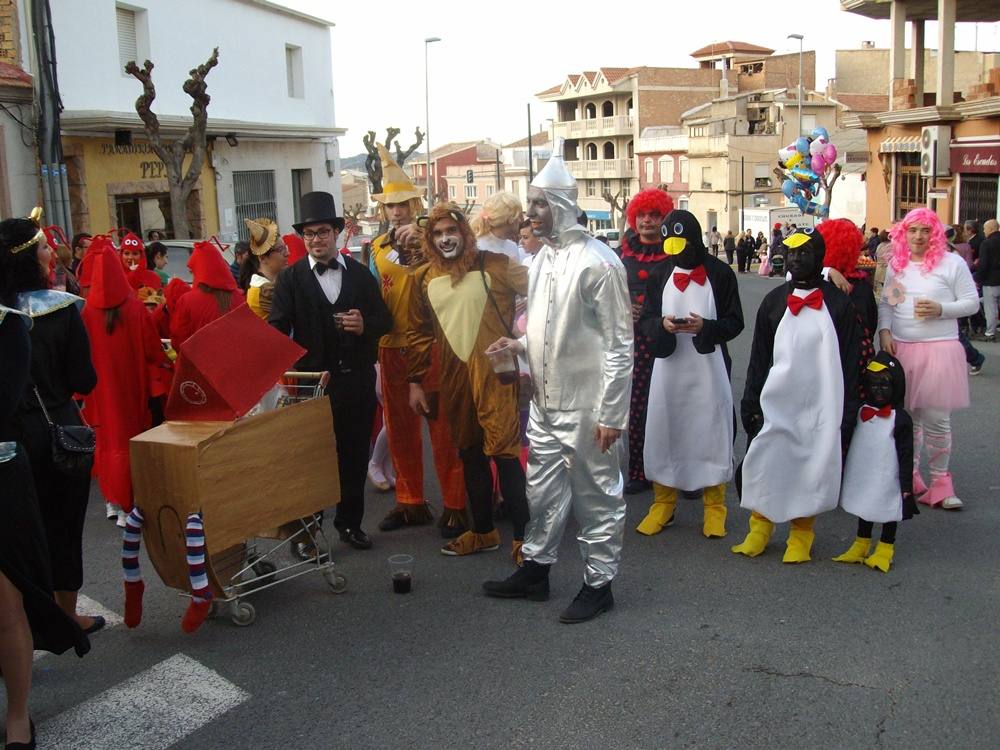 Cientos de personas participan en el desfile de carnaval de Pliego