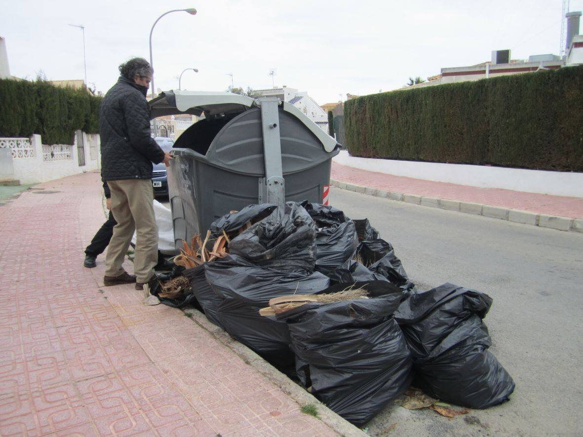 Acumulación de basuras en urbanizaciones de Orihuela