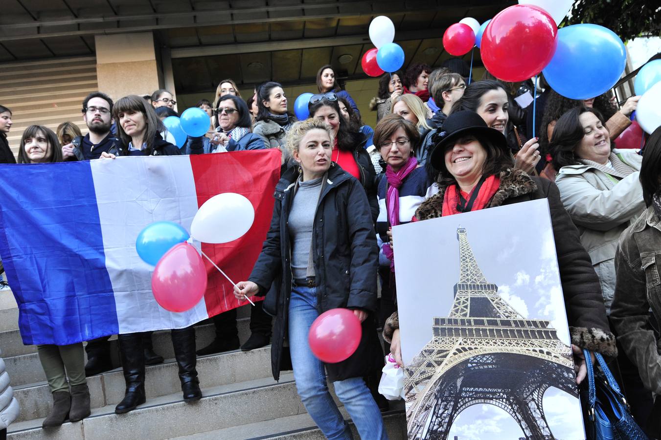 (11-2) Profesores de Francés, una de las asignaturas que pierden carga lectiva con los nuevos currículos de la Lomce, se manifiestan frente a la Consejería de Educación para protestar contra los planes de estudio, como ya hicieron anteriormente los de Música, Dibujo y Tecnología