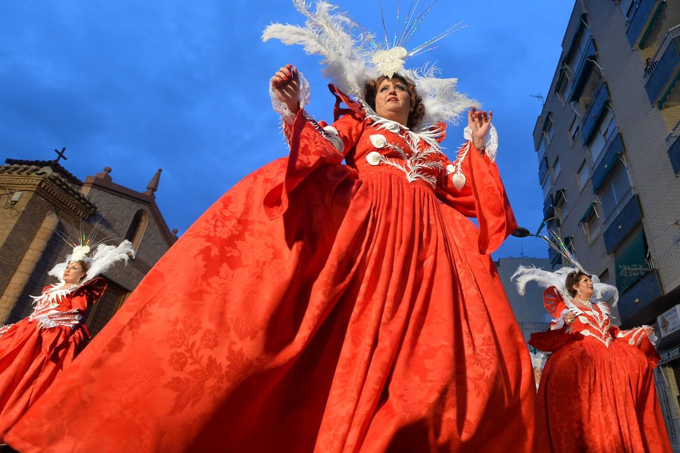 (17-02) La climatología amenazó hasta última hora, pero pudieron más las ganas de fiesta y de llenar las calles de color durante el desfile del carnaval de Águilas. La gente quiso disfrutar de la gran fiesta del municipio, declarado recientemente de interés turístico internacional.