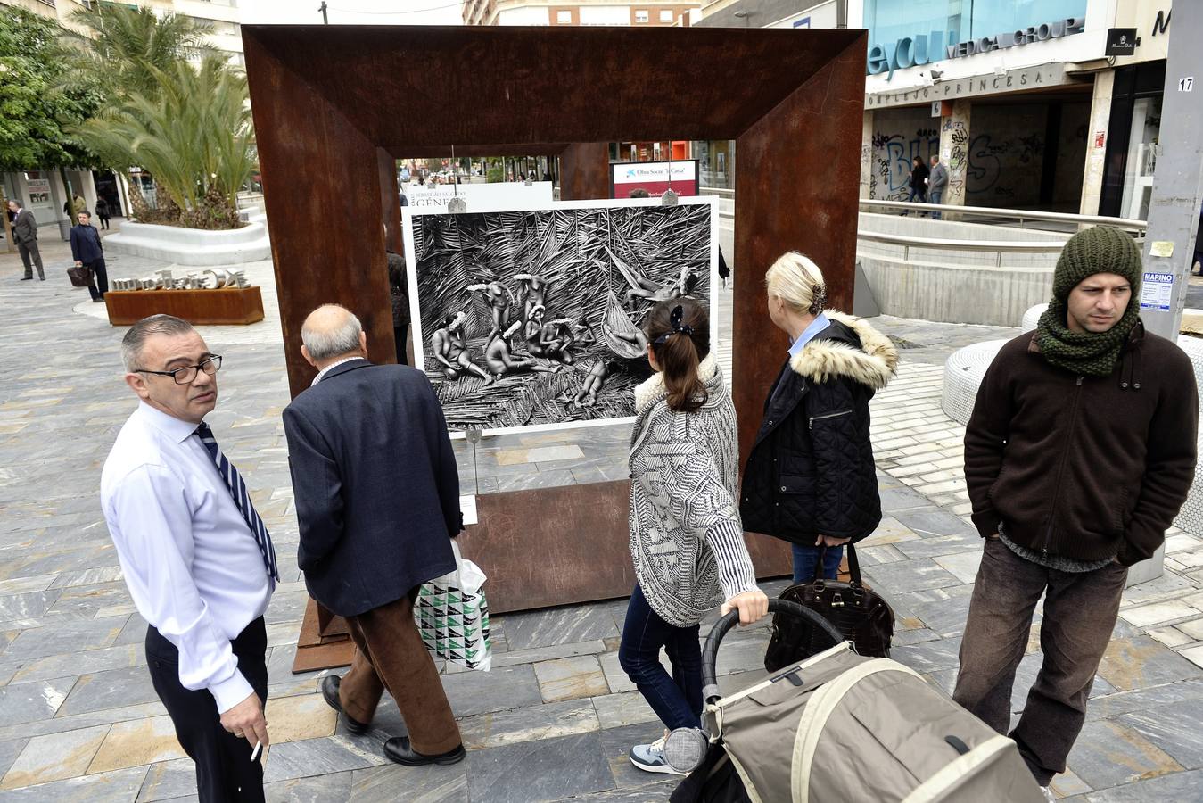 (18-02) Este miércoles se inauguró en la Avenida de la Libertad la exposición al aire libre del fotógrafo brasileño, Sebastião Salgado, incluida en el proyecto 'Arte en la calle' de La Caixa