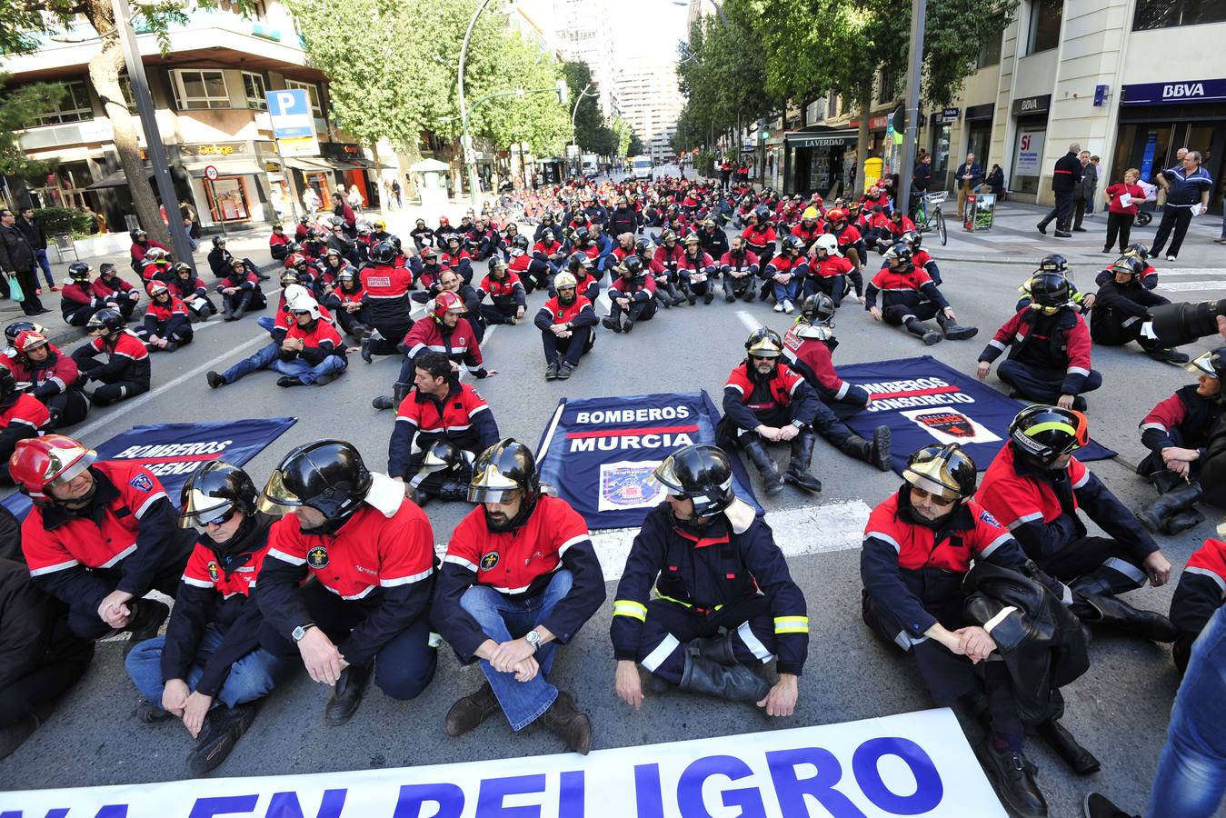 (19-02) Unos 300 bomberos de los parques de Murcia, Cartagena y del Consorcio de Extinción de Incendios se echaron a la calle contra el «intrusismo y el enchufismo» y para solicitar una Ley de Emergencias que regule los diferentes servicios que prestan y «homogeneice el acceso, la formación y la cualificación del personal»