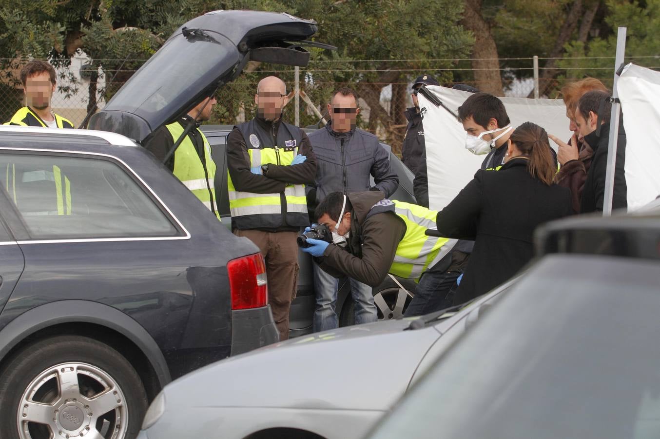 (19-02) La Policía Nacional encuentra el cuerpo descuartizado de un hombre dentro del maletero de un coche aparcado en el hospital Los Arcos del Mar Menor. La víctima, identificada como Javier R.H., de 48 años, partió de Alcantarilla, donde vivía, el pasado jueves, 12 de febrero, con una importante suma de dinero.