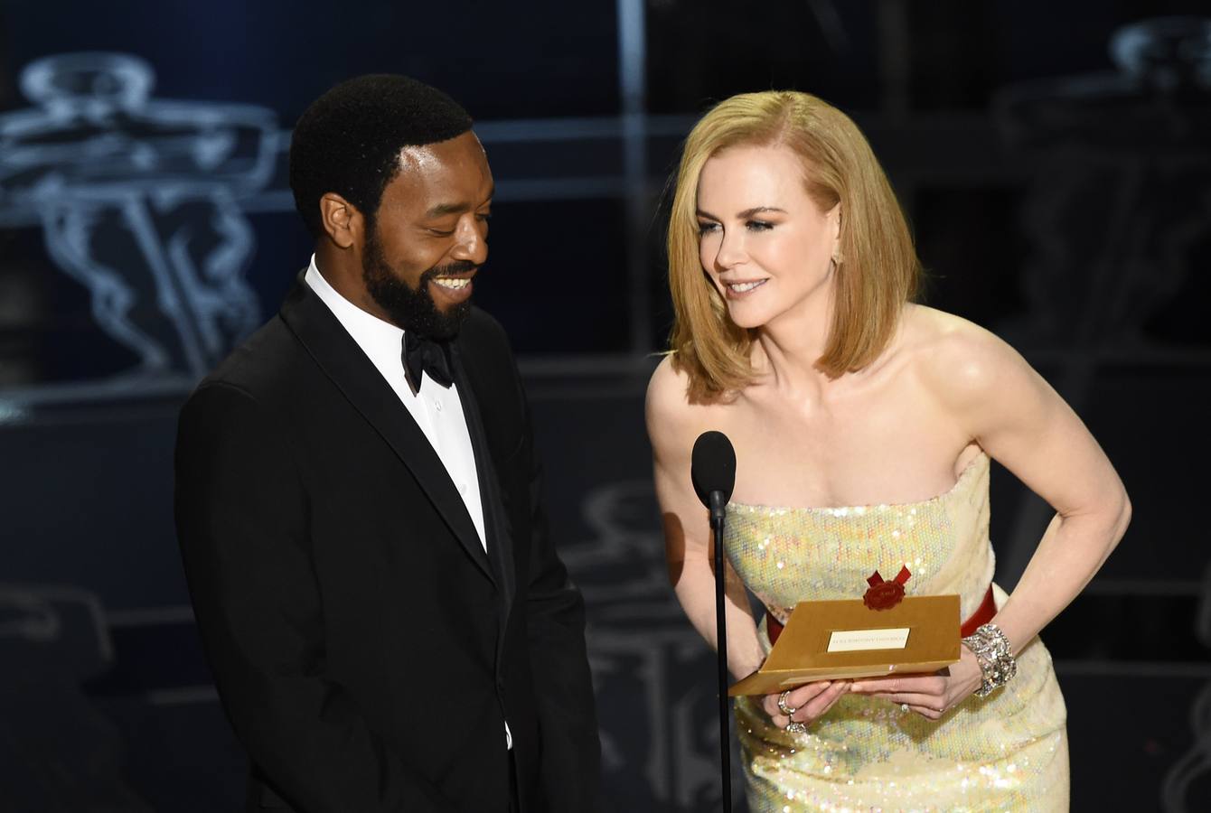 Chiwetel Ejiofor y Nicole Kidman anuncian el nombre de uno de los ganadores.