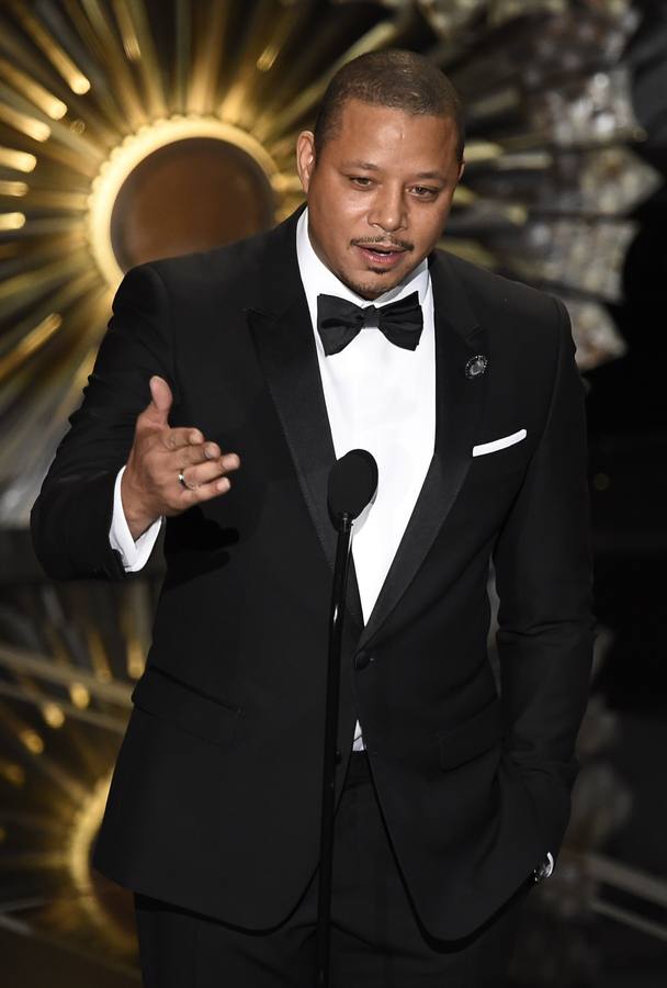 Terrence Howard presenta uno de los galardones.