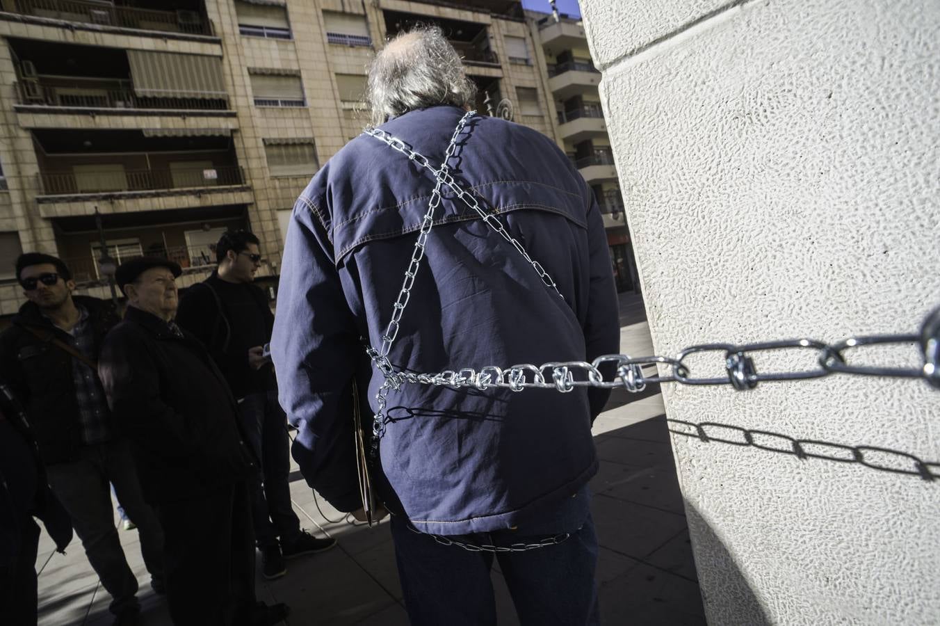 Un jubilado se encadena a la puerta de Hacienda en Orihuela