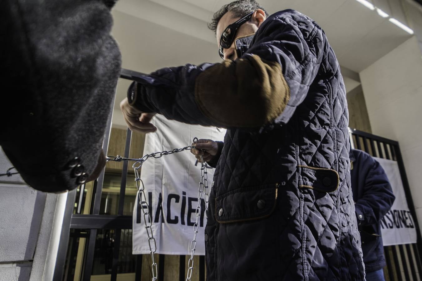 Un jubilado se encadena a la puerta de Hacienda en Orihuela