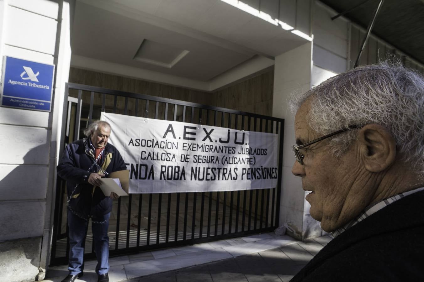 Un jubilado se encadena a la puerta de Hacienda en Orihuela