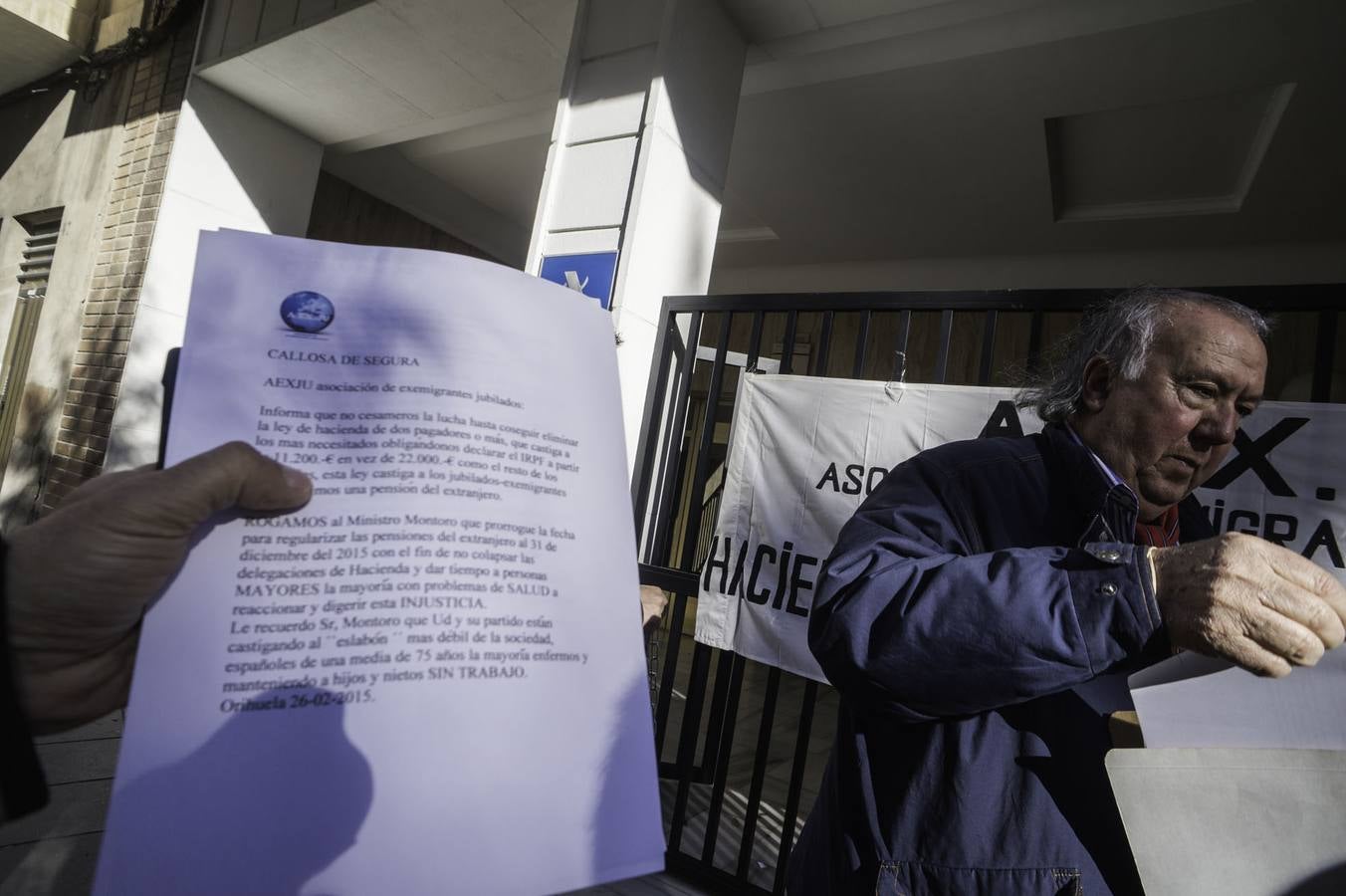 Un jubilado se encadena a la puerta de Hacienda en Orihuela