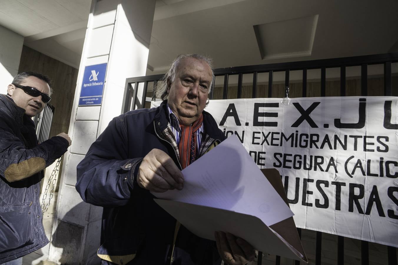 Un jubilado se encadena a la puerta de Hacienda en Orihuela